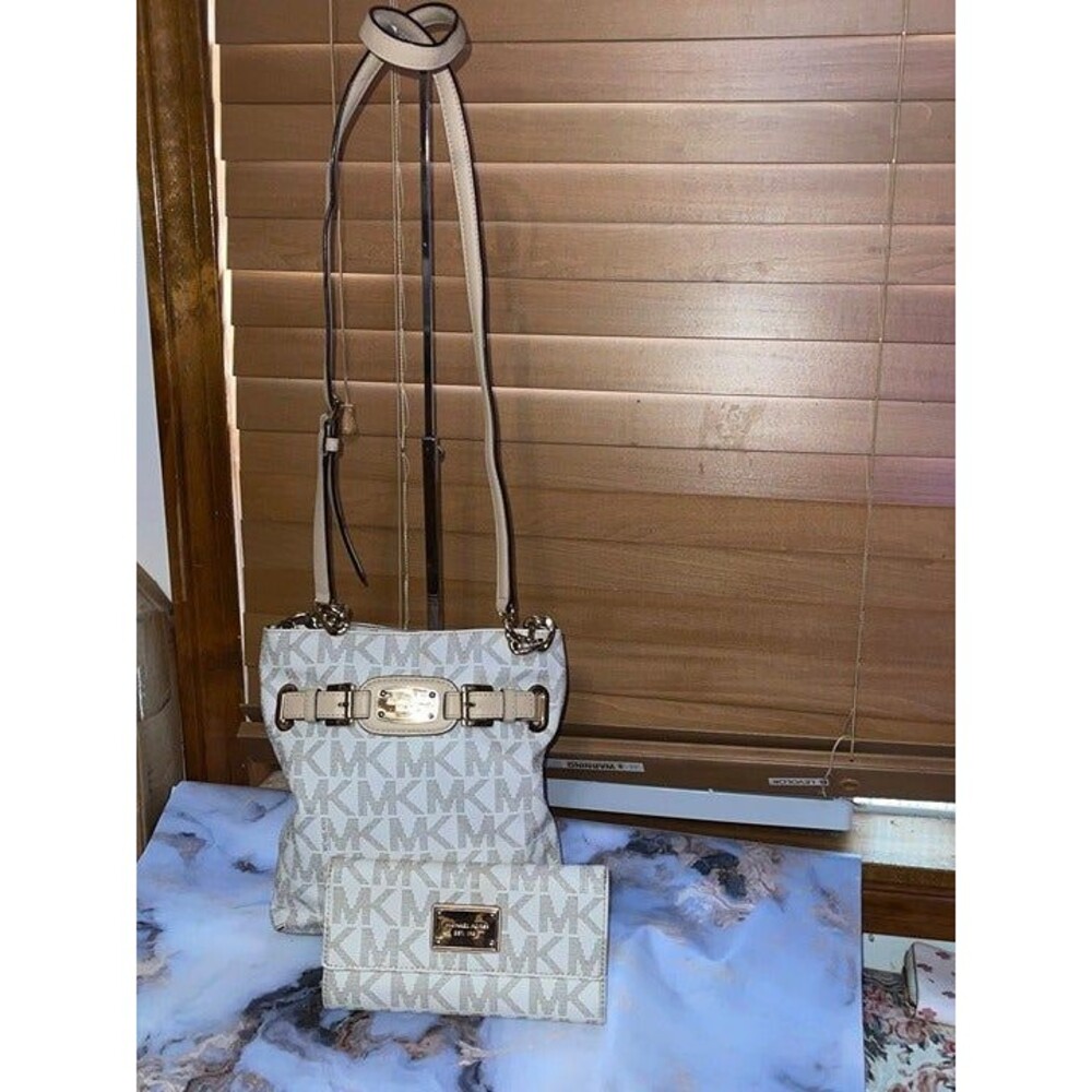 MICHAEL Michael Kors Hamilton Vanilla Lg Crossbody MK Sig PVC & Wallet